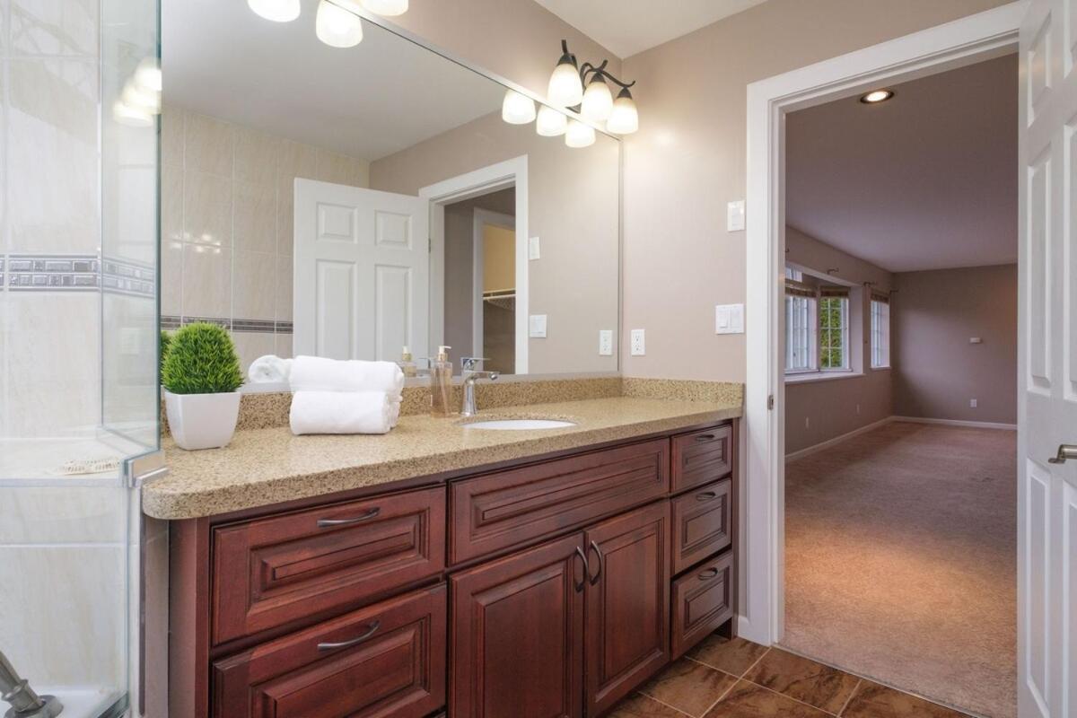 וונקובר Spacious 4Br W Ensuites Mins To Downtown Yvr Ubc מראה חיצוני תמונה